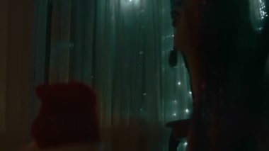 Kızlar Noel için ışıklarla ve dekorasyonlarla oynayarak eğleniyorlar..