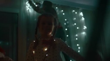 Aile Noel için evlerini dekore ediyor ve birlikte eğleniyorlar..