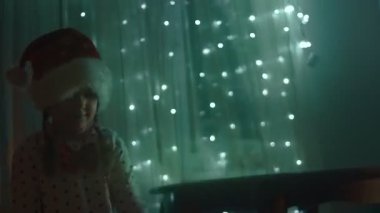 Mutlu küçük kızlar Noel süslemeleriyle oynayıp sarılıyorlar..