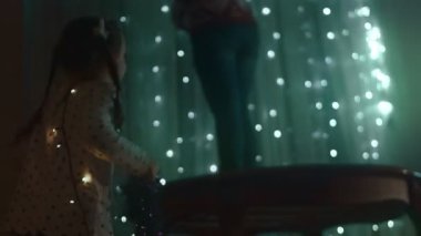 Anne ve iki kız Noel tatili için evlerini dekore ederken eğleniyorlar..