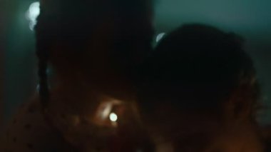 Noel için evlerini dekore eden aile, kucaklaşan çocuklar..