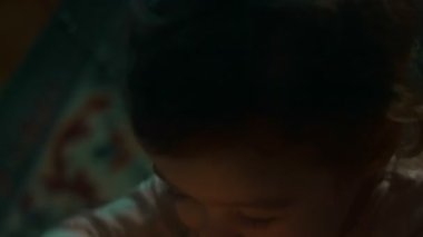 Küçük kız Noel ışıklarıyla oynuyor..