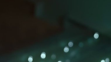 Deprem sırasında her şey sallanıyor ve yıkılıyor. Noel tatilinde deprem.