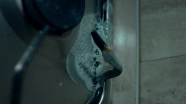 Dökülmüş süt lekeleriyle dolu kirli mutfak sobası..