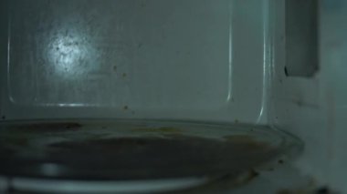 Kirli mikrodalga fırını temizlemeden önce kapat..