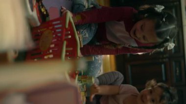 Mutlu küçük kızlar evde oyuncaklarla oynuyorlar..