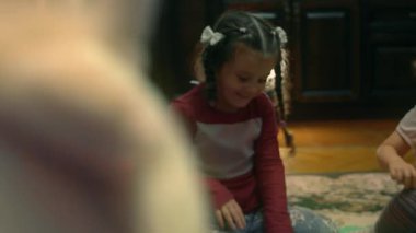 Şirin küçük kız kardeşler tahta küplerle oynuyorlar..