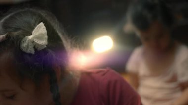 Şirin küçük kız kardeşler evde birlikte oynuyorlar..