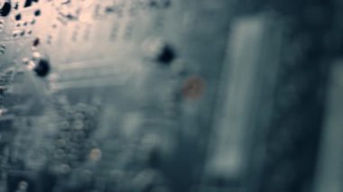 Kadın mühendislerin el ele tutuşmalarının ve GPU Graphic kartlarını yakından analiz etmelerinin makro görüntüsü. Yavaş çekim.