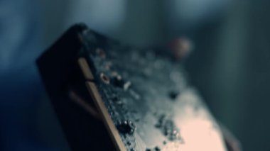 Mühendislerin el ele tutuşmaları ve GPU grafiksel kartı, makro görünümü yakından incelemeleri.