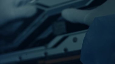 Laboratuvar kıyafeti giyen mühendis GPU grafik kartı teknolojisini geliştirmeye çalışıyor..