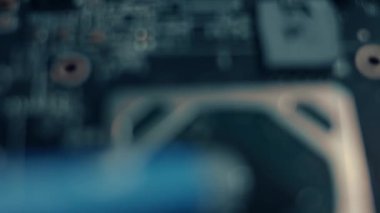 GPU Grafik Kartı. Teknisyenlerin yeni termal macunu çipin üzerine döktüğü makro görünüm.