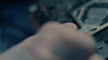 GPU grafik kartının çipine yeni termal yapıştırıcı yayılıyor, kapat.