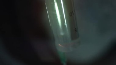 Nebulizör kabına tuz çözeltisi dökülüyor..