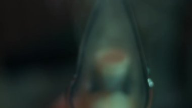 Salin buharlı nebulizör maskesini kapatın..