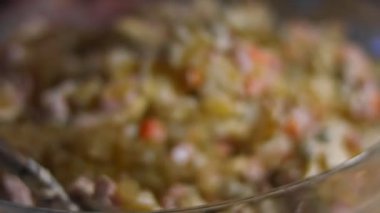 Olivier salatasının malzemelerini cam bir kasede karıştırıyorum, yeşil bezelye, patates, sosis, havuç, yumurta, salatalık, mayonez..