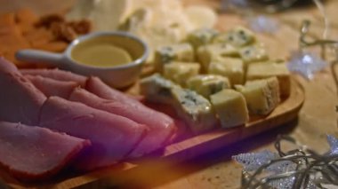 Domuz jambonlu ve Yunan fıstıklı peynir tahtası..