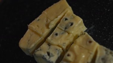 Kesme tahtasında Danimarka peyniri küpleri, makro manzara.