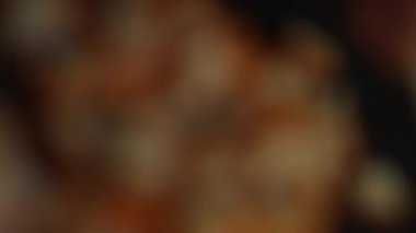 Kesme tahtasına kesilmiş yengeç çubukları yerleştirmek.