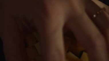 Kesik peyniri cam kaseye aktarıyorum, salata hazırlıyorum..