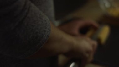 Salata için peynir doğruyorum..