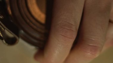 Bir konserve açacağıyla konserve açmak.