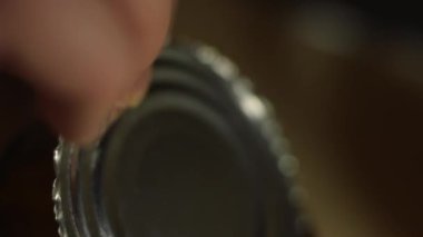 Bir kutu mısır açmanın makro manzarası.