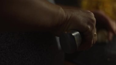 Haşlanmış yumurtayı kesme tahtasının üzerinde doğramak..