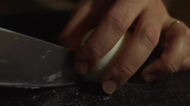 Haşlanmış yumurtayı kesmenin makro görünümü.