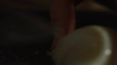 Haşlanmış yumurtayı kesmenin makro görünümü.