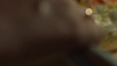 Salata kasesine doğranmış tavuk yumurtası ekliyorum..