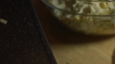 Salata kasesine doğranmış taze salatalık ekliyorum..