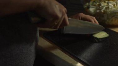 Yengeç salatası için taze salatalık dilimliyorum..