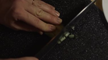 Taze salatalık doğramanın en güzel manzarası..