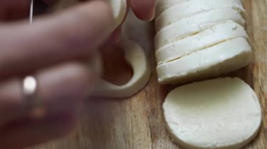 Kalp şeklinde mozarella ısırıkları, makro görüş..