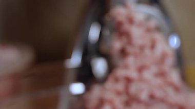 Etin yakın çekimi kıyma makinesinden geçti..