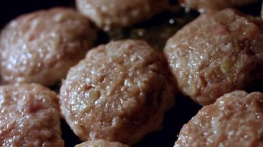 Lezzetli et pirzolaları siyah tavada yağda kızartılır..