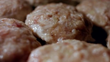 Makro lezzetli et pirzolası siyah tavada kızartılıyor..