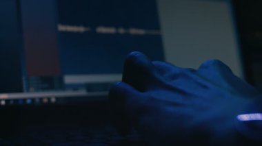 Sesleri düzenleme sürecini kontrol eden bir elin kapatılması.