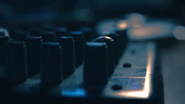 Ses karıştırma konsolunun makro görünümü.