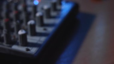 Bir müzik stüdyosunun kontrol paneli..