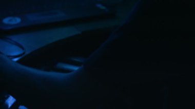 Ses uzmanı sesi düzenliyor.