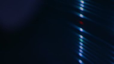 Renk değiştiren vinil disklerin ışık yansımaları. Bulanık resim.