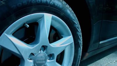 Tekerleğin kenarını gümüş kenarlı, yavaş çekimde kapatın..