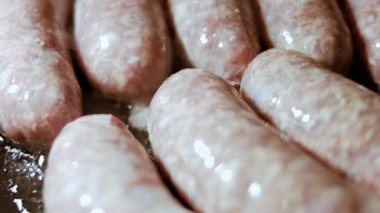 Kızartma tavasında domuz sosisi pişirmek, makro manzara..