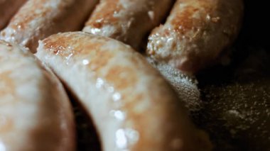 Sıcak yağda kızarmış domuz sosisi, yakın çekim..