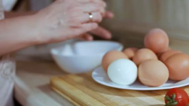 Olivier salatası ve Rus patates salatası için haşlanmış tavuk yumurtası soymak..