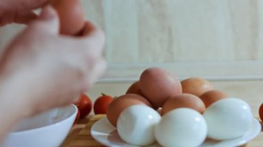 Haşlanmış tavuk yumurtası soymak..