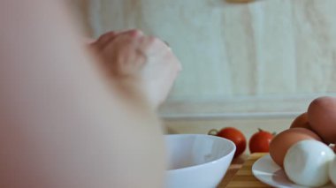 Haşlanmış yumurta soyuyordum..