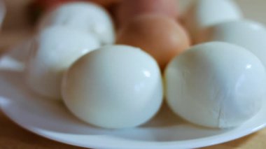 Haşlanmış yumurtaları yakın, tabakta soyulmuş yumurtaları..